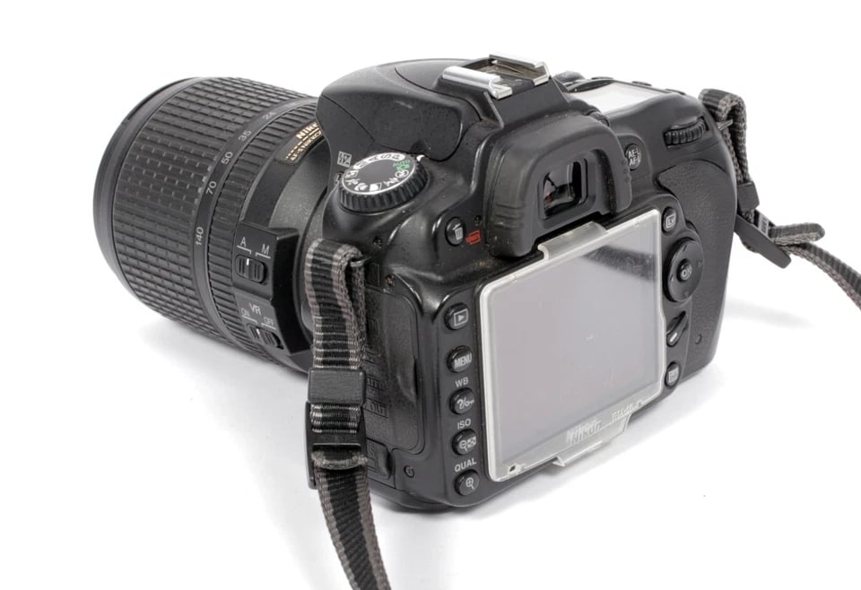 Nikon D90 DSLR with Nikkor 18-140mm F3.5-5.6 VR lens +4GB card+